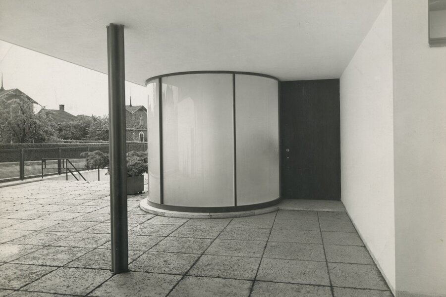 Ludwig Mies van der Rohe, vila Tugendhat, 1928–1930; vstupní partie domu se zaoblenou stěnou z mléčného skla a hlavním vstupem do domu, foto Rudolf Sandalo, 1931 (zdroj: Muzeum města Brna)